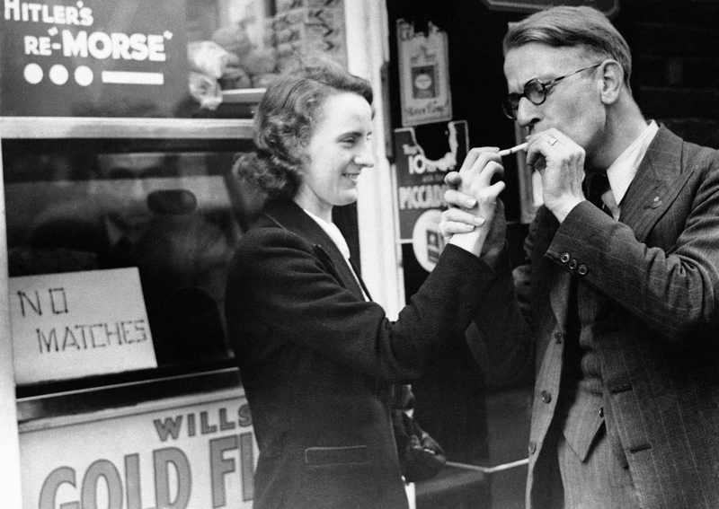 Británicos fumando durante la WWW2. AP Images